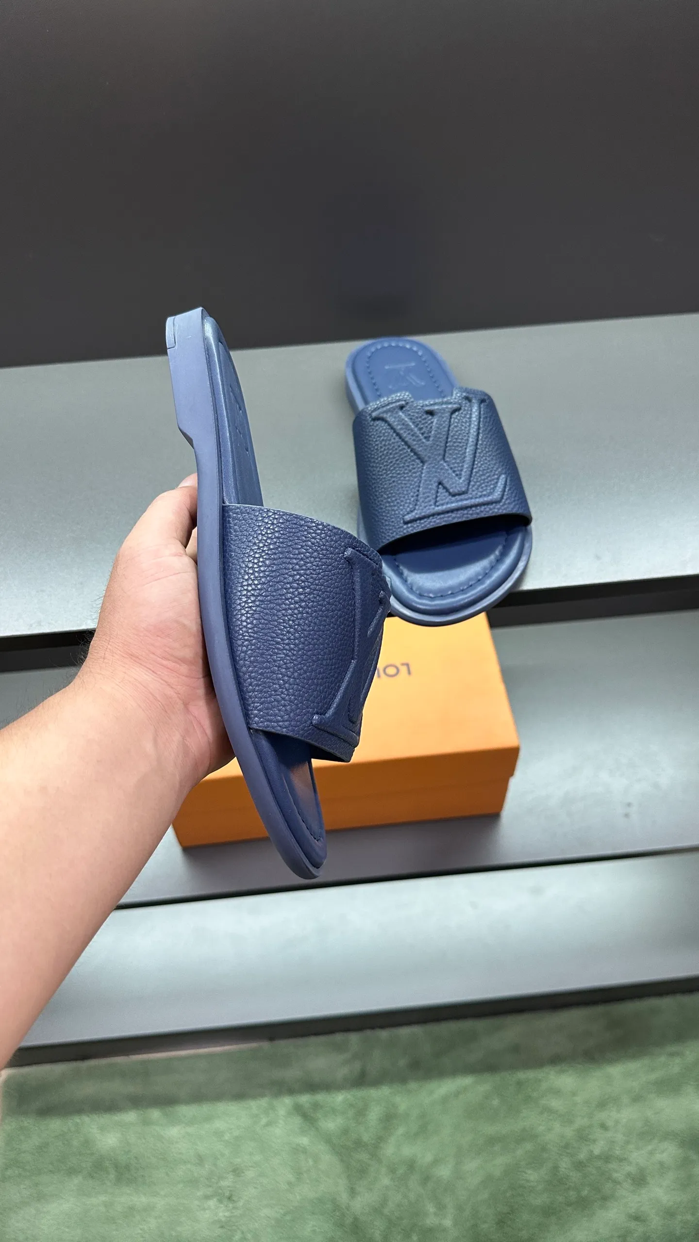 P300 🔍LV Men's Spring and Summer Slippers Counter Synchronization. The uppers are imported cowhide fabrics from Italy, with logo graphics and high-quality craftsmanship. Soles: original soles specially provided by the original factory. Exclusive movable molded soles are super comfortable. Original factory follow-up orders. 🔍🔍High quality. You can enter and leave the counter at will. Welcome to compare. Code number 38-45 No. 058